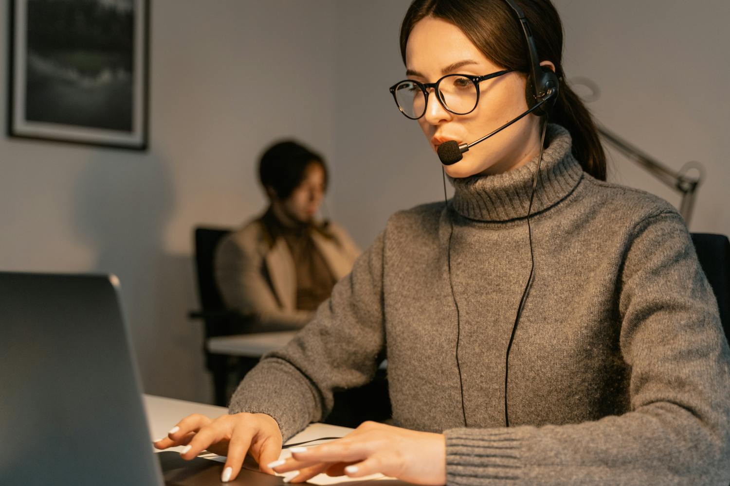 Profissional de atendimento com headset trabalhando em uma central